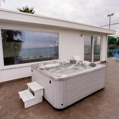 Del Mare Whit Jacuzzi 公寓